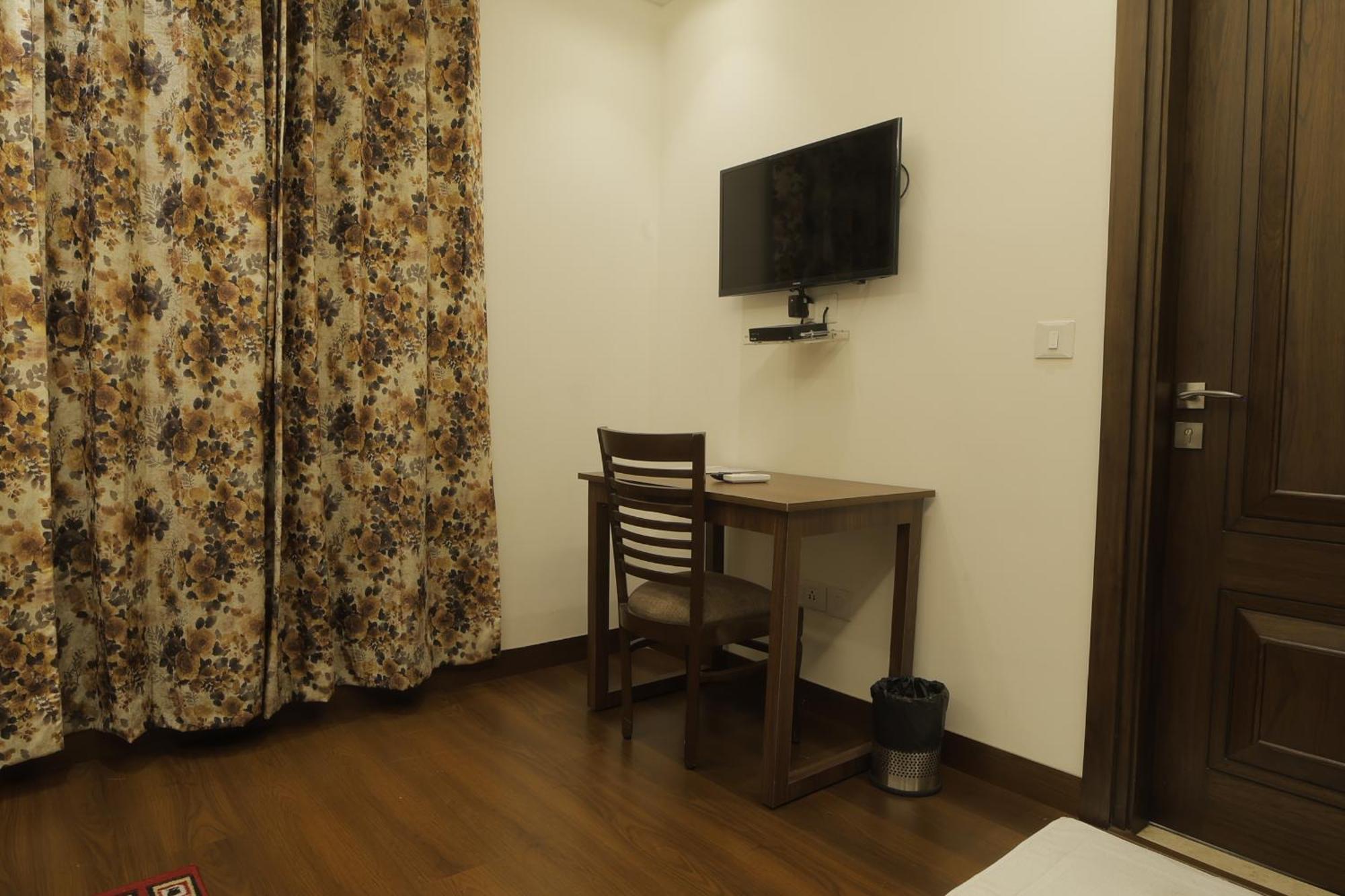 Under My Roof Superio Bed and Breakfast New Delhi Buitenkant foto