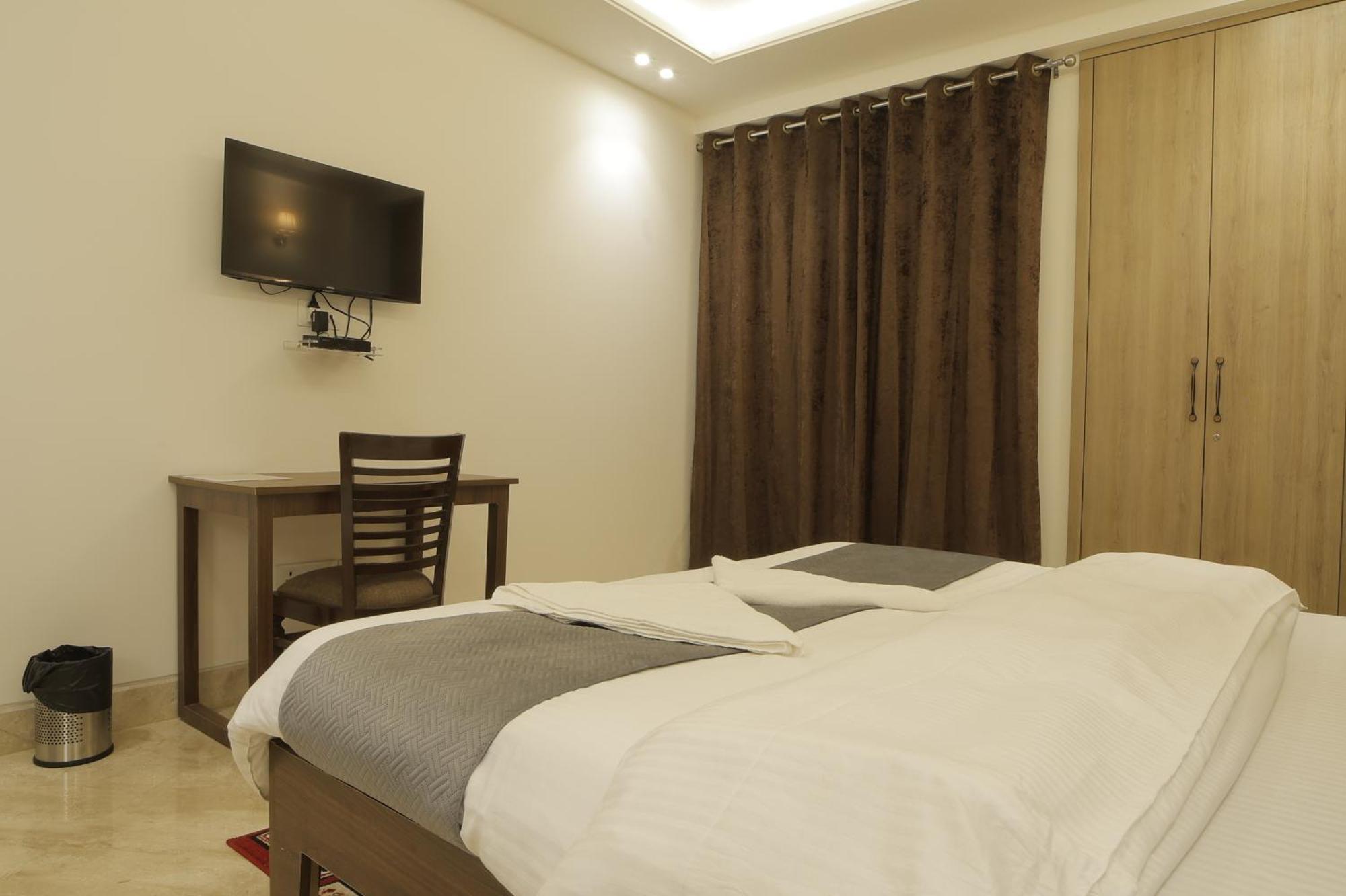 Under My Roof Superio Bed and Breakfast New Delhi Buitenkant foto